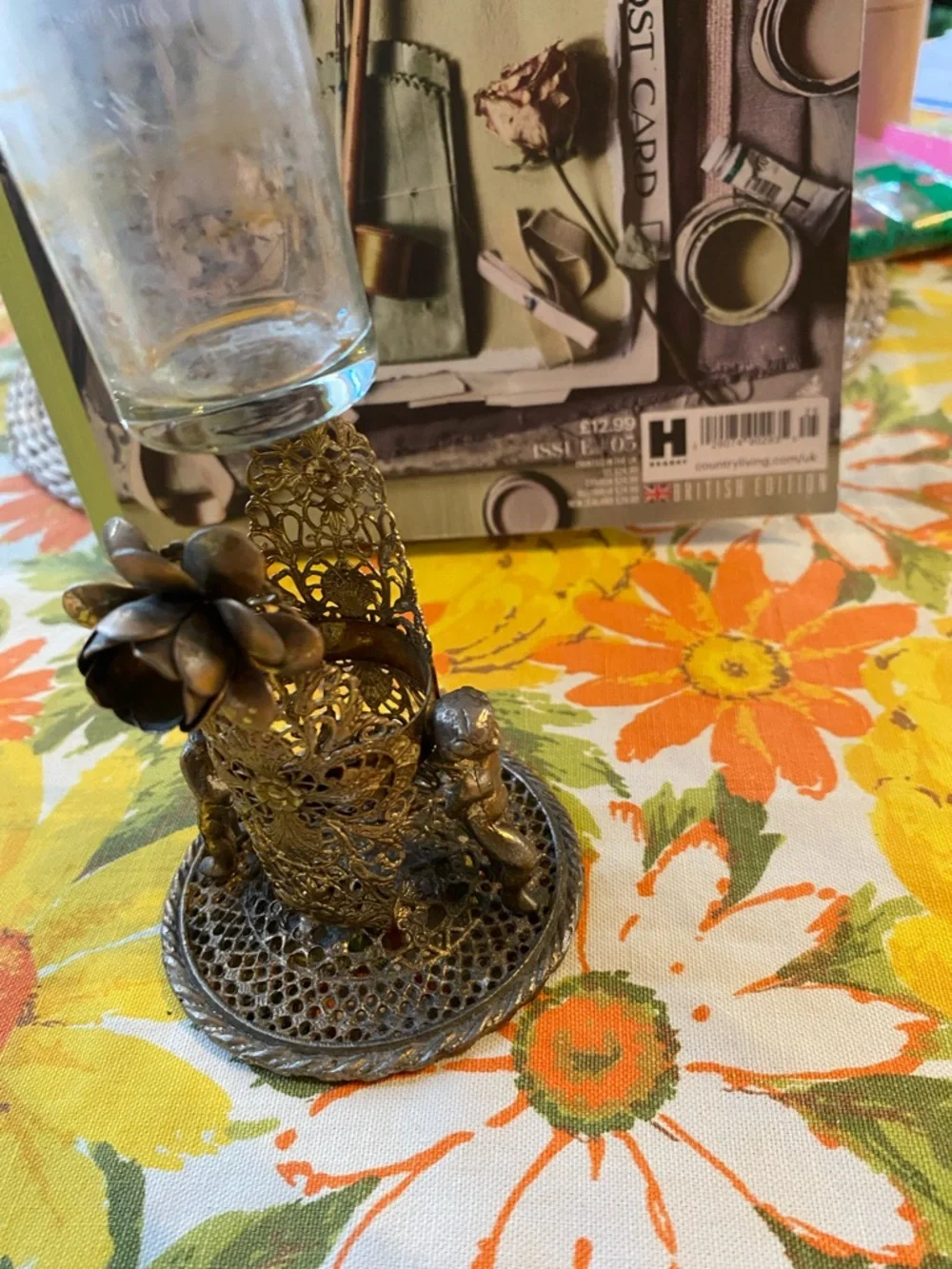 Vintage filigree, gold tone, metal cherubs angels on crumpet fluted glass vase - Picture 7 of 13